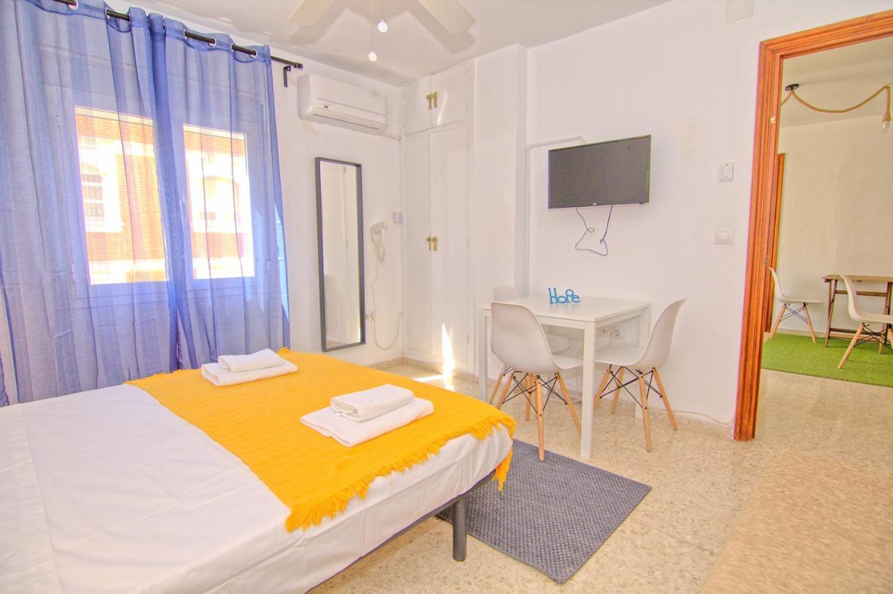 Low Cost Rooms Malaga River Exterior foto